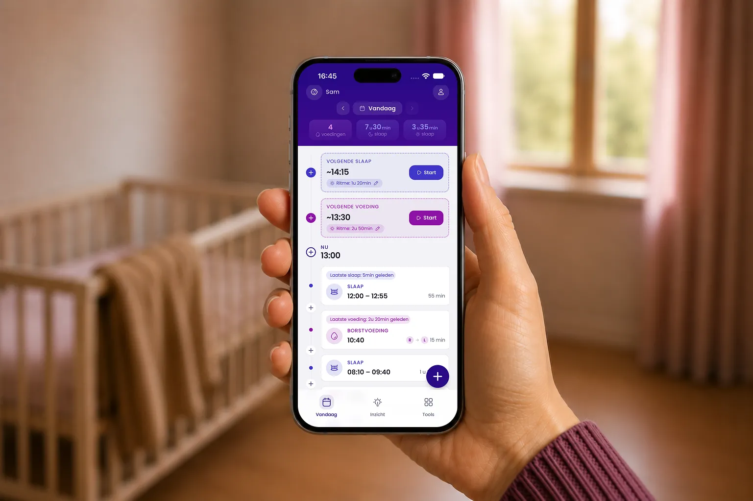 Hand met een telefoon waarop de Evi-app de planning voor slaap en voeding toont