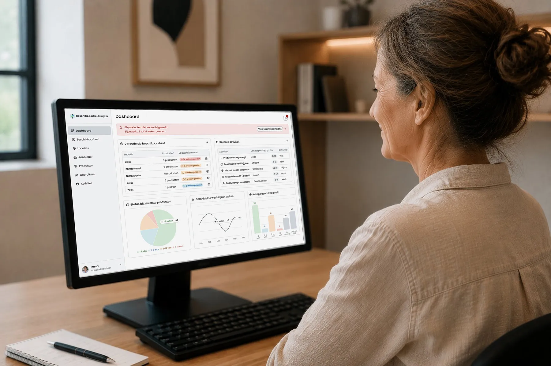 Vrouw achter een computerscherm met het beheersysteem van de Beschikbaarheidswijzer